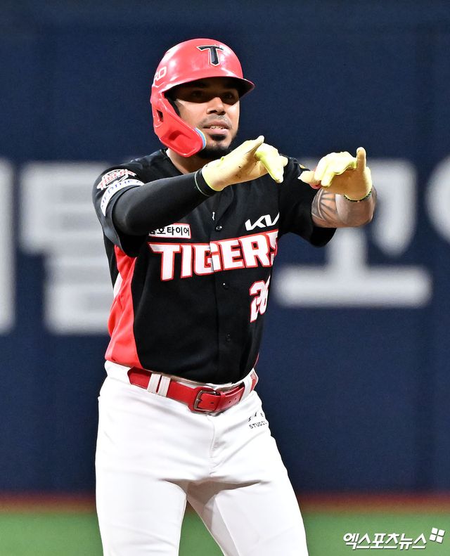 24일 오후 서울 구로구 고척스카이돔에서 열린 '2026 신한 SOL Bank KBO리그' KIA 타이거즈와 키움 히어로즈의 경기, 7회초 KIA 카스트로가 2루타를 날린 후 세리머니를 하고 있다. 고척, 김한준 기자