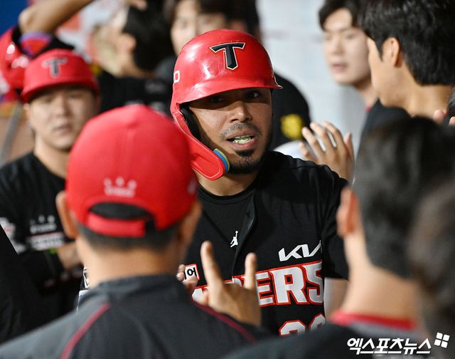 24일 오후 서울 구로구 고척스카이돔에서 열린 '2026 신한 SOL Bank KBO리그' KIA 타이거즈와 키움 히어로즈의 경기, 6회초 2사 2,3루 KIA 카스트로가 박민의 2타점 2루타때 득점에 성공하며 더그아웃에서 하이파이브를 하고 있다. 고척, 김한준 기자