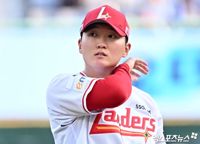 17일 오후 인천SSG랜더스필드에서 열린 '2026 신한 SOL Bank KBO리그' 롯데 자이언츠와 SSG 랜더스의 경기, 1회초 SSG 선발투수 김건우가 투구 준비를 하고 있다. 엑스포츠뉴스 DB