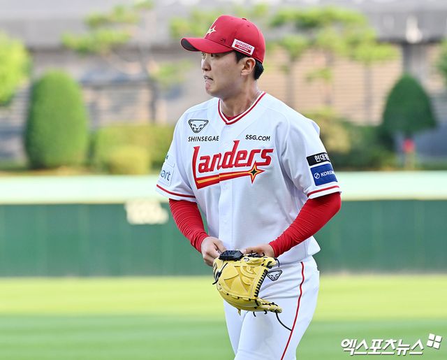 17일 오후 인천SSG랜더스필드에서 열린 '2026 신한 SOL Bank KBO리그' 롯데 자이언츠와 SSG 랜더스의 경기, 1회초 수비를 마친 SSG 선발투수 김건우가 더그아웃으로 향하고 있다. 엑스포츠뉴스 DB