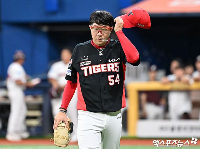 24일 오후 서울 구로구 고척스카이돔에서 열린 '2026 신한 SOL Bank KBO리그' KIA 타이거즈와 키움 히어로즈의 경기, 2회말 수비를 마친 KIA 양현종이 더그아웃으로 향하고 있다. 고척, 김한준 기자