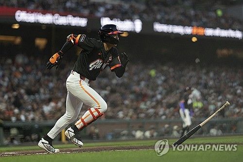 미국 메이저리그(MLB) 샌프란시스코 자이언츠의 이정후(27)가 첫 타석부터 홈런을 신고하며 타율왕 추격에 시동을 걸었다. 샌프란시스코는 24일 오전 10시 45분부터 미국 캘리포니아주 샌프란시스코의 오라클 파크에서 애슬레틱스와 2026 메이저리그 정규시즌 홈 경기를 치르는 중이다. 이정후는 2회말 1사 주자 없는 상황에서 첫 타석에 등장한 뒤 상대 선발 애런 서발리의 2구를 통타해 솔로포를 터트렸다. 자신의 시즌 5호 홈런이다. 연합뉴스 &nbsp;