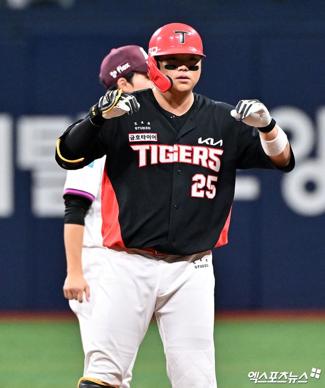 24일 오후 서울 구로구 고척스카이돔에서 열린 '2026 신한 SOL Bank KBO리그' KIA 타이거즈와 키움 히어로즈의 경기, 6회초 무사 1,3루 KIA 한준수가 1타점 2루타를 날리고 있다. 고척, 김한준 기자