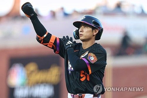 미국 메이저리그(MLB) 샌프란시스코 자이언츠의 이정후(27)가 첫 타석부터 홈런을 신고하며 타율왕 추격에 시동을 걸었다. 샌프란시스코는 24일 오전 10시 45분부터 미국 캘리포니아주 샌프란시스코의 오라클 파크에서 애슬레틱스와 2026 메이저리그 정규시즌 홈 경기를 치르는 중이다. 이정후는 2회말 1사 주자 없는 상황에서 첫 타석에 등장한 뒤 상대 선발 애런 서발리의 2구를 통타해 솔로포를 터트렸다. 자신의 시즌 5호 홈런이다. 연합뉴스 &nbsp;