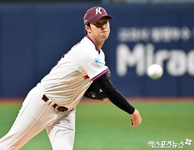 24일 오후 서울 구로구 고척스카이돔에서 열린 '2026 신한 SOL Bank KBO리그' KIA 타이거즈와 키움 히어로즈의 경기, 1회초 키움 선발투수 안우진이 공을 힘차게 던지고 있다. 고척, 김한준 기자