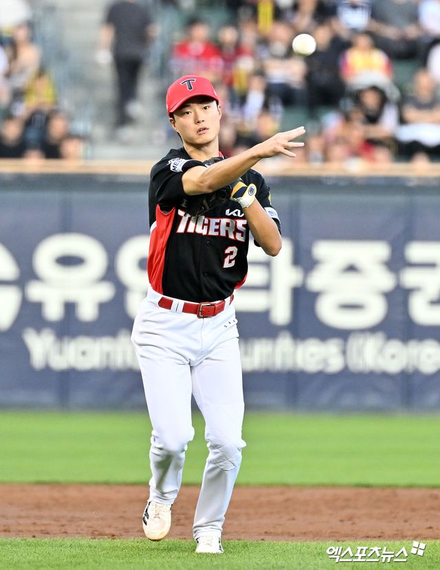 29일 오후 서울 송파구 잠실야구장에서 열린 '2026 신한 SOL Bank KBO리그' KIA 타이거즈와 LG 트윈스의 경기, 3회말 KIA 박민이 LG 구본혁의 타구를 잡아 1루로 송구하고 있다. 엑스포츠뉴스 DB