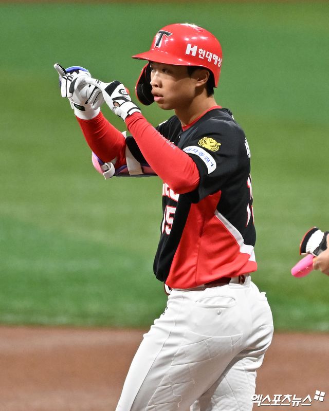 24일 오후 서울 구로구 고척스카이돔에서 열린 '2026 신한 SOL Bank KBO리그' KIA 타이거즈와 키움 히어로즈의 경기, 1회초 KIA 박재현이 우전안타를 날리고 있다. 고척, 김한준 기자