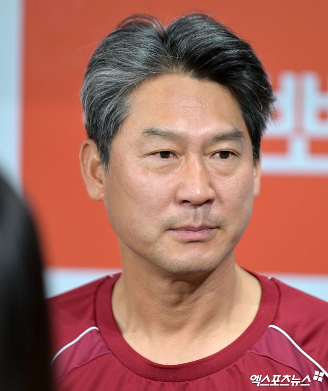 23일 오후 서울 구로구 고척스카이돔에서 열리는 '2026 신한 SOL Bank KBO리그' KIA 타이거즈와 키움 히어로즈의 경기, 키움 설종진 감독이 취재진과 대화를 나누고 있다. 엑스포츠뉴스 DB