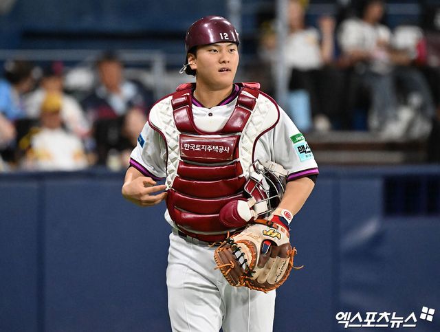19일 오후 서울 구로구 고척스카이돔에서 열린 '2026 신한 SOL Bank KBO리그' 롯데 자이언츠와 키움 히어로즈의 경기, 5회초 2사 1루 키움 김건희가 2루 도루를 시도한 롯데 황성빈을 아웃시킨 후 더그아웃으로 향하고 있다. 엑스포츠뉴스 DB