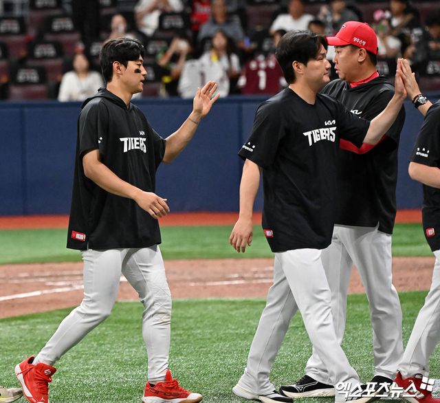 24일 오후 서울 구로구 고척스카이돔에서 열린 '2026 신한 SOL Bank KBO리그' KIA 타이거즈와 키움 히어로즈의 경기, KIA가 키움에 10:3으로 승리하며 3연승을 기록했다. 이날 경기에서 승리한 KIA 이범호 감독이 김도영과 함께 기뻐하고 있다. 엑스포츠뉴스 DB