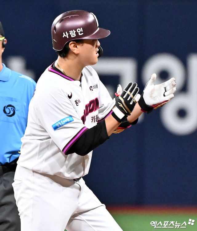 24일 오후 서울 구로구 고척스카이돔에서 열린 '2026 신한 SOL Bank KBO리그' KIA 타이거즈와 키움 히어로즈의 경기, 3회말 2사 2루 키움 김건희가 1타점 2루타를 날리고 있다. 엑스포츠뉴스 DB