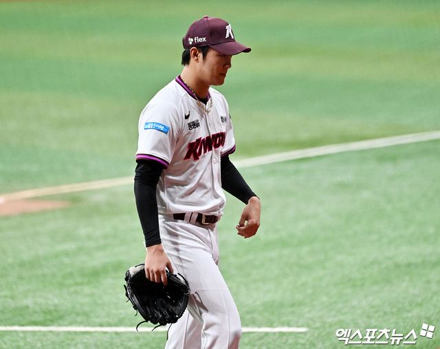 24일 오후 서울 구로구 고척스카이돔에서 열린 '2026 신한 SOL Bank KBO리그' KIA 타이거즈와 키움 히어로즈의 경기, 1회초 수비를 마친 키움 안우진이 더그아웃으로 향하고 있다. 고척, 김한준 기자