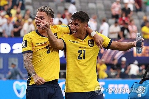 ​에콰도르는 26일 미국 뉴욕의 뉴저지 스타디움에서 열린 2026 북중미 월드컵 조별리그 E조 최종 3차전에서 후반 32분 터진 곤살로 플라타의 역전 결승포에 힘입어 독일에 2-1 뒤집기 승리를 거뒀다. E조에선 독일과 코트디부아르가 나란히 승점 6을 기록한 가운데 독일이 승자승 원칙에 따라 E조 1위를 차지했다. 에콰도르는 1승1무1패(승점 4)가 되면서 각 조 12개팀 중 상위 8위 안에 들어야 차지할 수 있는 32강행 와일드카드를 확보하는데 성공했다. 연합뉴스