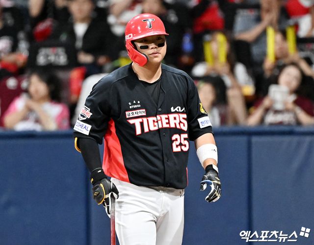 24일 오후 서울 구로구 고척스카이돔에서 열린 '2026 신한 SOL Bank KBO리그' KIA 타이거즈와 키움 히어로즈의 경기, 4회초 무사 1루 KIA 한준수가 볼넷으로 출루하고 있다. 고척, 김한준 기자