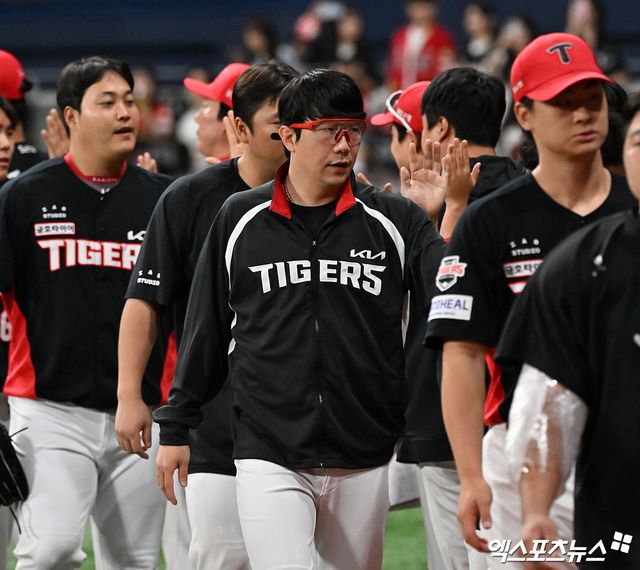 24일 오후 서울 구로구 고척스카이돔에서 열린 '2026 신한 SOL Bank KBO리그' KIA 타이거즈와 키움 히어로즈의 경기, KIA가 키움에 10:3으로 승리하며 3연승을 기록했다. 이날 경기에서 승리한 KIA 양현종이 하이파이브를 하고 있다. 고척, 김한준 기자