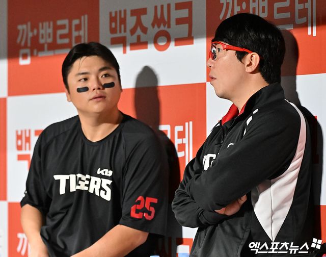 24일 오후 서울 구로구 고척스카이돔에서 열린 '2026 신한 SOL Bank KBO리그' KIA 타이거즈와 키움 히어로즈의 경기, KIA 한준수와 양현종이 더그아웃에서 대화를 나누고 있다. 고척, 김한준 기자