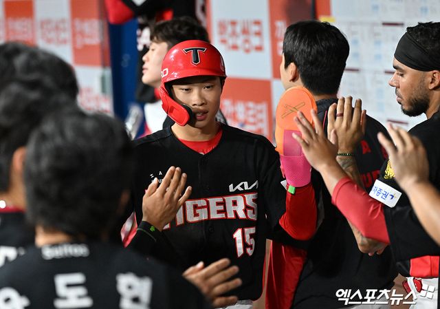 24일 오후 서울 구로구 고척스카이돔에서 열린 '2026 신한 SOL Bank KBO리그' KIA 타이거즈와 키움 히어로즈의 경기, 6회초 2사 2루 KIA 박재현이 김호령의 1타점 적시타때 득점에 성공한 후 더그아웃에서 하이파이브를 하고 있다. 고척, 김한준 기자