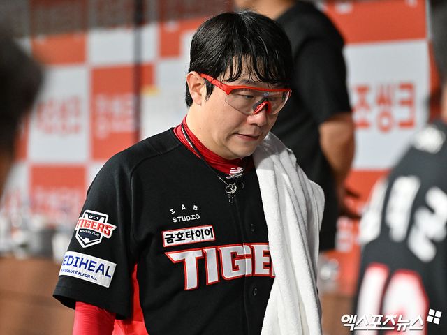 24일 오후 서울 구로구 고척스카이돔에서 열린 '2026 신한 SOL Bank KBO리그' KIA 타이거즈와 키움 히어로즈의 경기, 5회말 이닝종료 후 KIA 양현종이 더그아웃을 빠져나가고 있다. 고척, 김한준 기자