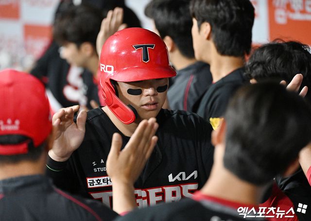 24일 오후 서울 구로구 고척스카이돔에서 열린 '2026 신한 SOL Bank KBO리그' KIA 타이거즈와 키움 히어로즈의 경기, 6회초 2사 2,3루 KIA 한준수가 박민의 2타점 2루타때 득점에 성공하며 더그아웃에서 하이파이브를 하고 있다. 고척, 김한준 기자