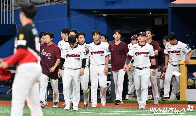 24일 오후 서울 구로구 고척스카이돔에서 열린 '2026 신한 SOL Bank KBO리그' KIA 타이거즈와 키움 히어로즈의 경기, KIA가 키움에 10:3으로 승리하며 3연승을 기록했다. 경기종료 후 키움 선수단이 그라운드로 나오고 있다. 고척, 김한준 기자