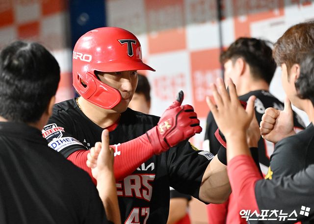 24일 오후 서울 구로구 고척스카이돔에서 열린 '2026 신한 SOL Bank KBO리그' KIA 타이거즈와 키움 히어로즈의 경기, 6회초 무사 1,3루 KIA 나성범이 한준수의 1타점 2루타때 득점에 성공하고 있다. 고척, 김한준 기자