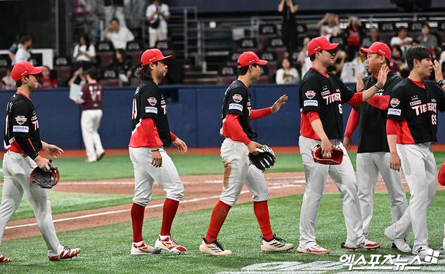 24일 오후 서울 구로구 고척스카이돔에서 열린 '2026 신한 SOL Bank KBO리그' KIA 타이거즈와 키움 히어로즈의 경기, KIA가 키움에 10:3으로 승리하며 3연승을 기록했다. 이날 경기에서 승리한 KIA 이범호 감독이 선수들과 함께 기뻐하고 있다. 엑스포츠뉴스 DB