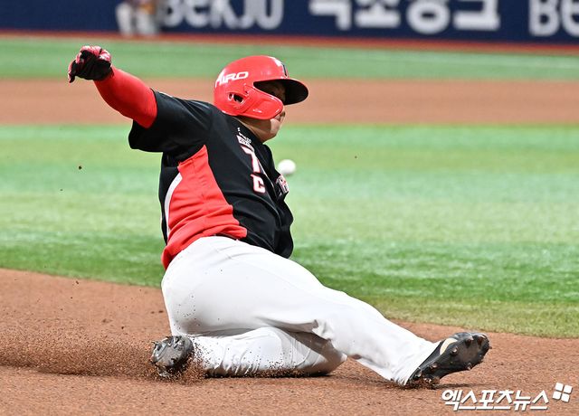 24일 오후 서울 구로구 고척스카이돔에서 열린 '2026 신한 SOL Bank KBO리그' KIA 타이거즈와 키움 히어로즈의 경기, 6회초 무사 1루 KIA 나성범이 카스트로의 우전안타때 3루까지 진루하고 있다. 고척, 김한준 기자