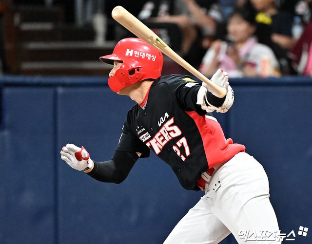 24일 오후 서울 구로구 고척스카이돔에서 열린 '2026 신한 SOL Bank KBO리그' KIA 타이거즈와 키움 히어로즈의 경기, 6회초 2사 2루 KIA 김호령이 1타점 적시타를 날리고 있다. 엑스포츠뉴스 DB