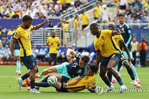 ​에콰도르는 26일 미국 뉴욕의 뉴저지 스타디움에서 열린 2026 북중미 월드컵 조별리그 E조 최종 3차전에서 후반 32분 터진 곤살로 플라타의 역전 결승포에 힘입어 독일에 2-1 뒤집기 승리를 거뒀다. E조에선 독일과 코트디부아르가 나란히 승점 6을 기록한 가운데 독일이 승자승 원칙에 따라 E조 1위를 차지했다. 에콰도르는 1승1무1패(승점 4)가 되면서 각 조 12개팀 중 상위 8위 안에 들어야 차지할 수 있는 32강행 와일드카드를 확보하는데 성공했다. 연합뉴스