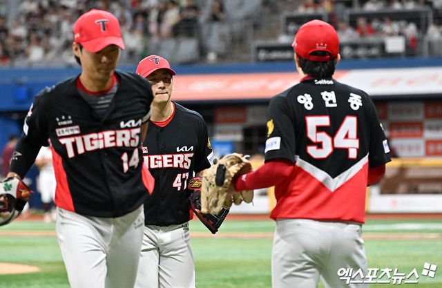 24일 오후 서울 구로구 고척스카이돔에서 열린 '2026 신한 SOL Bank KBO리그' KIA 타이거즈와 키움 히어로즈의 경기, 3회말 수비를 마친 KIA 양현종이 나성범을 기다리고 있다. 고척, 김한준 기자