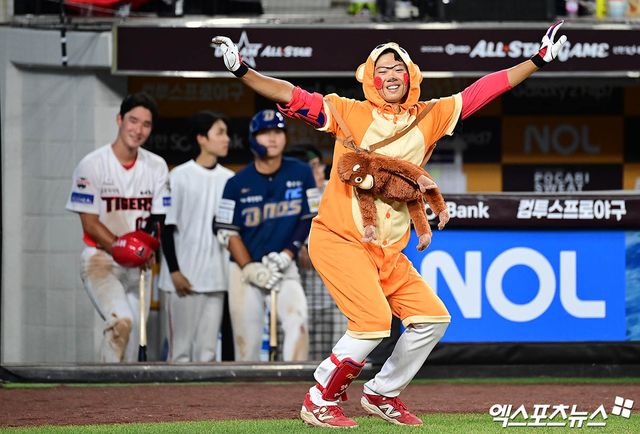 11일 오후 대전한화생명볼파크에서 열린 '2025 신한 SOL Bank KBO 퓨처스 올스타전' 남부리그와 북부리그의 경기, 8회초 1사 1루 남부 박재현이 퍼포먼스를 선보이고 있다. 엑스포츠뉴스 DB