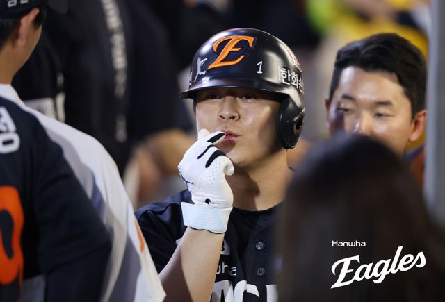 한화 이글스 내야수 노시환이 26일 인천 SSG랜더스필드에서 열린 2026 신한 SOL KBO리그 SSG 랜더스와의 팀 간 9차전에서 시즌 14호 홈런을 기록, 팀 연패 탈출을 이끌었다. 사진 한화 이글스