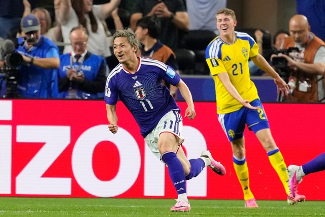 일본은 26일 미국 텍사스주 알링턴 댈러스 스타디움에서 열린 2026 국제축구연맹(FIFA) 북중미 월드컵(캐나다∙미국∙멕시코 공동 개최) F조 최종전에서 1-1로 비겼다. 두 팀이 비기면서 스웨덴이 1승1무1패(승점 4)를 기록해 F조 3위가 됐다. 스웨덴은 한국보다 성적이 좋은 조 3위가 되면서 3위 팀 중 골득실 0 득점 7로 에콰도르를 2위로 내리고 1위가 되며 32강행을 확정했다. 1승2패로 조별리그를 마무리한 뒤 멕시코에서 애타게 기다리는 한국 입장에선 32강행 진출 경우의 수가 더 줄어들었다. F조 2위로 32강행에 오른 일본은 C조 1위 브라질과 토너먼트 첫 판에서 붙는다. 연합뉴스