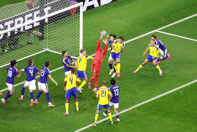 일본은 26일 미국 텍사스주 알링턴 댈러스 스타디움에서 열린 2026 국제축구연맹(FIFA) 북중미 월드컵(캐나다∙미국∙멕시코 공동 개최) F조 최종전에서 1-1로 비겼다. 두 팀이 비기면서 스웨덴이 1승1무1패(승점 4)를 기록해 F조 3위가 됐다. 스웨덴은 한국보다 성적이 좋은 조 3위가 되면서 3위 팀 중 골득실 0 득점 7로 에콰도르를 2위로 내리고 1위가 되며 32강행을 확정했다. 1승2패로 조별리그를 마무리한 뒤 멕시코에서 애타게 기다리는 한국 입장에선 32강행 진출 경우의 수가 더 줄어들었다. F조 2위로 32강행에 오른 일본은 C조 1위 브라질과 토너먼트 첫 판에서 붙는다. 연합뉴스