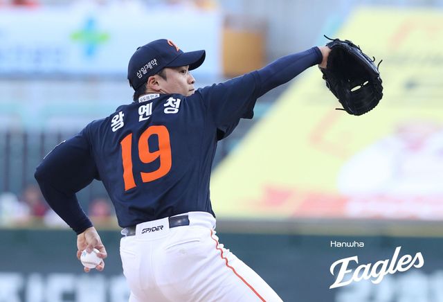 한화 이글스 좌완 왕옌청이 26일 인천 SSG랜더스필드에서 열린 2026 신한 SOL KBO리그 SSG 랜더스와의 팀 간 9차전에 선발등판, 5.2이닝 1실점 호투로 승리투수가 됐다. 사진 한화 이글스