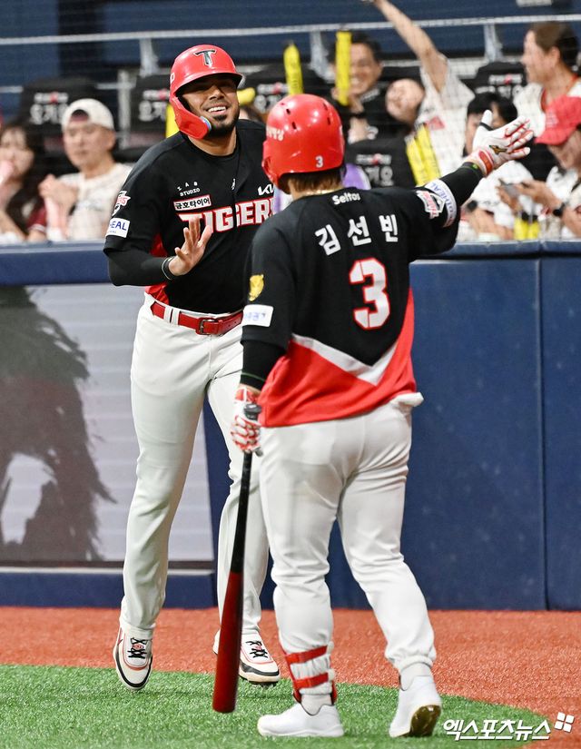 24일 오후 서울 구로구 고척스카이돔에서 열린 '2026 신한 SOL Bank KBO리그' KIA 타이거즈와 키움 히어로즈의 경기, 7회초 무사 2루 KIA 카스트로가 한준수의 1타점 적시타때 득점에 성공한 후 김선빈과 하이파이브를 하고 있다. 엑스포츠뉴스 DB