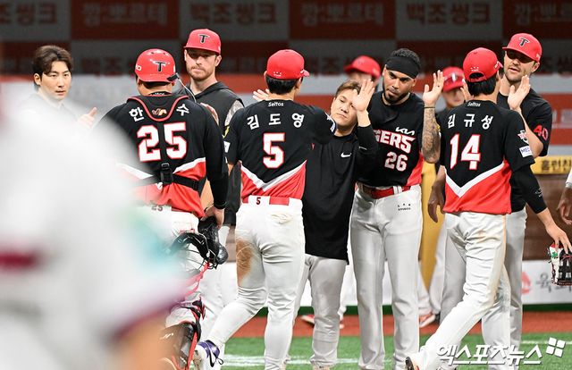 23일 오후 서울 구로구 고척스카이돔에서 열린 '2026 신한 SOL Bank KBO리그' KIA 타이거즈와 키움 히어로즈의 경기, KIA가 키움에 7:3으로 승리하며 연승을 기록했다. 이날 경기에서 승리한 KIA 선수들이 기뻐하고 있다. 엑스포츠뉴스 DB