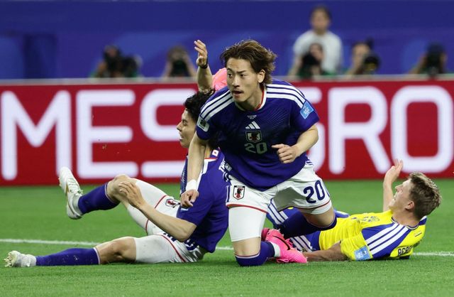 일본은 26일 미국 텍사스주 알링턴 댈러스 스타디움에서 열린 2026 국제축구연맹(FIFA) 북중미 월드컵(캐나다∙미국∙멕시코 공동 개최) F조 최종전에서 1-1로 비겼다. 두 팀이 비기면서 스웨덴이 1승1무1패(승점 4)를 기록해 F조 3위가 됐다. 스웨덴은 한국보다 성적이 좋은 조 3위가 되면서 3위 팀 중 골득실 0 득점 7로 에콰도르를 2위로 내리고 1위가 되며 32강행을 확정했다. 1승2패로 조별리그를 마무리한 뒤 멕시코에서 애타게 기다리는 한국 입장에선 32강행 진출 경우의 수가 더 줄어들었다. F조 2위로 32강행에 오른 일본은 C조 1위 브라질과 토너먼트 첫 판에서 붙는다. 연합뉴스