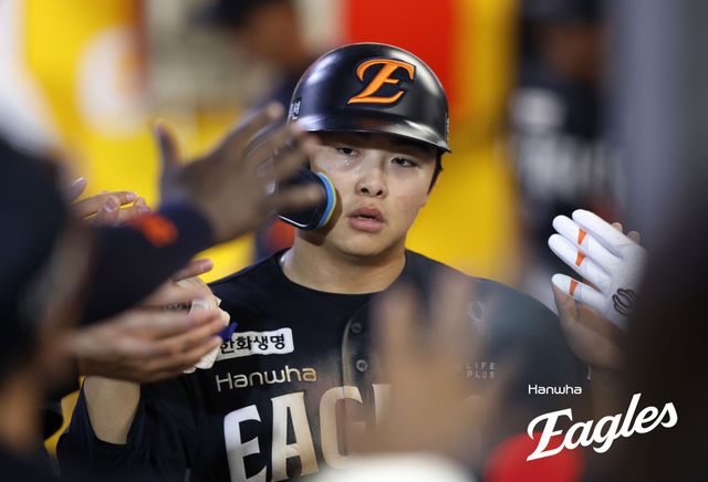 한화 이글스 외야수 문현빈이 26일 인천 SSG랜더스필드에서 열린 2026 신한 SOL KBO리그 SSG 랜더스와의 팀 간 9차전에서 멀티 히트를 기록, 팀 연패 탈출에 힘을 보탰다. 사진 한화 이글스