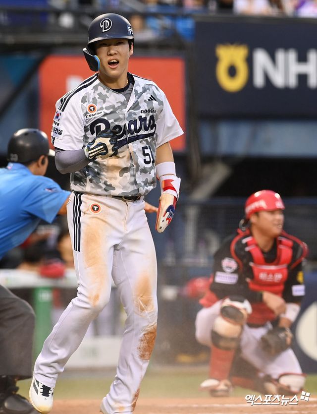 27일 오후 서울 송파구 잠실야구장에서 열린 '2026 신한 SOL KBO리그' 두산 베어스와 KIA 타이거즈의 경기, 8회말 1사 1,2루 두산 조수행이 안재석 타석 때 득점한 뒤 기뻐하고 있다. 잠실, 고아라 기자 
