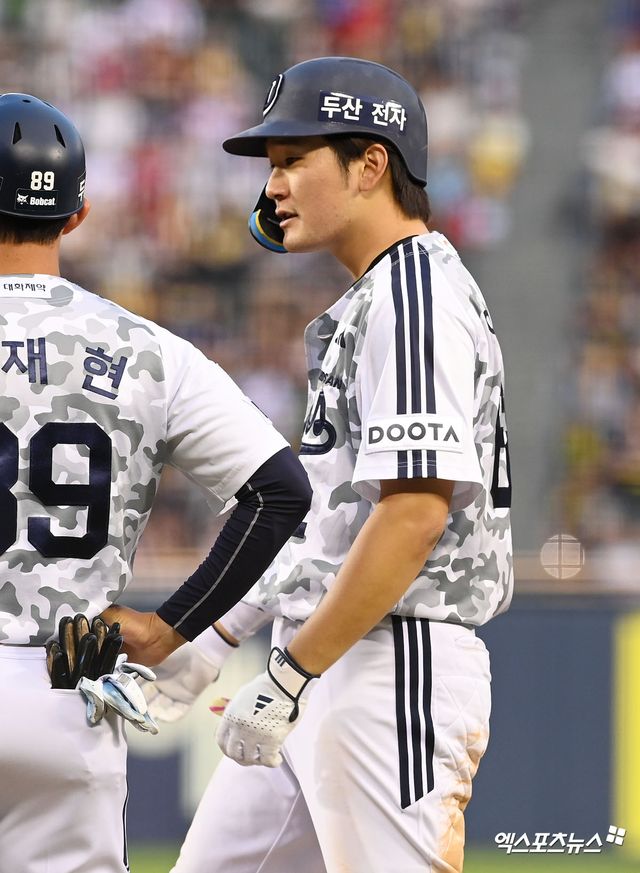 27일 오후 서울 송파구 잠실야구장에서 열린 '2026 신한 SOL KBO리그' 두산 베어스와 KIA 타이거즈의 경기, 8회말 1사 1,2루 두산 안재석이 안타를 날리고 있다. 잠실, 고아라 기자
