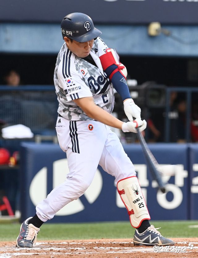 27일 오후 서울 송파구 잠실야구장에서 열린 '2026 신한 SOL KBO리그' 두산 베어스와 KIA 타이거즈의 경기, 6회말 무사 1루 두산 양의지가 안타를 날리고 있다. 잠실, 고아라 기자