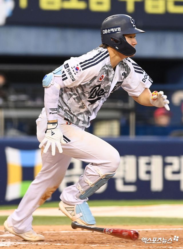 27일 오후 서울 송파구 잠실야구장에서 열린 '2026 신한 SOL KBO리그' 두산 베어스와 KIA 타이거즈의 경기, 8회말 1사 1,2루 두산 안재석이 안타를 날리고 있다. 잠실, 고아라 기자