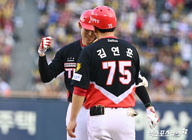 27일 오후 서울 송파구 잠실야구장에서 열린 '2026 신한 SOL KBO리그' 두산 베어스와 KIA 타이거즈의 경기, 8회초 2사 1,3루 KIA 김호령이 동점 적시타를 날리고 세리머니를 하고 있다. 잠실, 고아라 기자