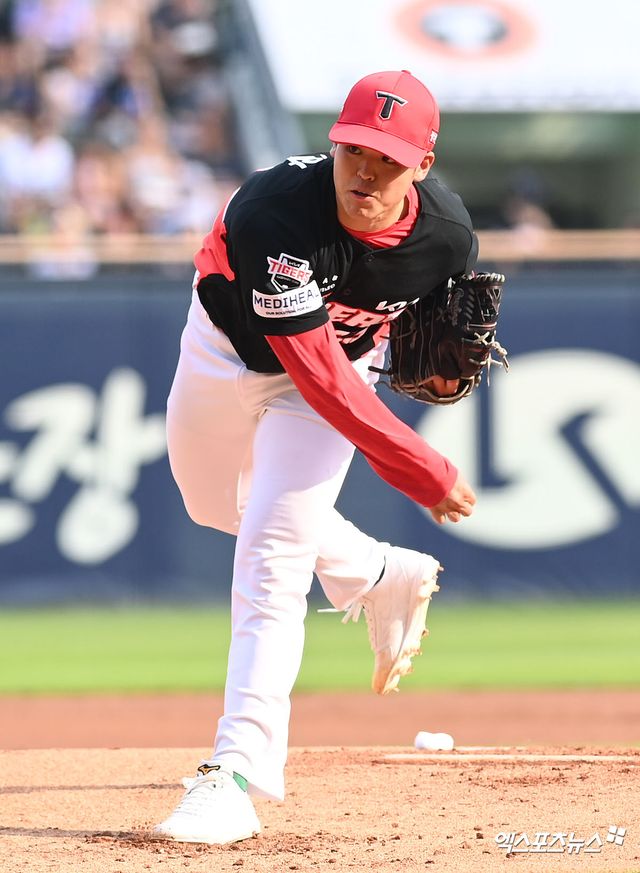 27일 오후 서울 송파구 잠실야구장에서 열린 '2026 신한 SOL KBO리그' 두산 베어스와 KIA 타이거즈의 경기, 1회말 KIA 선발투수 시라카와가 공을 힘차게 던지고 있다. 잠실, 고아라 기자