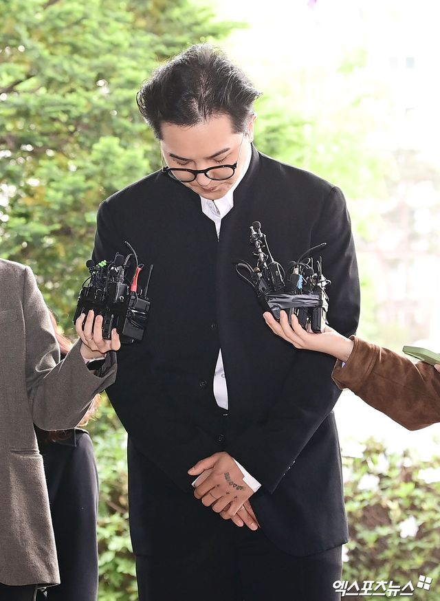 위너 송민호, 첫 공판 출석 중 고개 숙인 모습