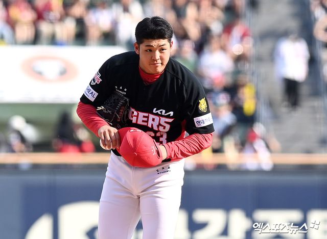 27일 오후 서울 송파구 잠실야구장에서 열린 '2026 신한 SOL KBO리그' 두산 베어스와 KIA 타이거즈의 경기, 1회말 KIA 선발투수 시라카와가 두산 더그아웃을 향해 인사를 하고 있다. 잠실, 고아라 기자