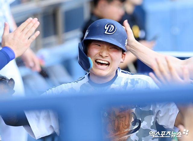 27일 오후 서울 송파구 잠실야구장에서 열린 '2026 신한 SOL KBO리그' 두산 베어스와 KIA 타이거즈의 경기, 3회말 2사 1루 두산 류승민이 박준순 타석 때 득점한 뒤 더그아웃에서 축하를 받고 있다. 잠실, 고아라 기자