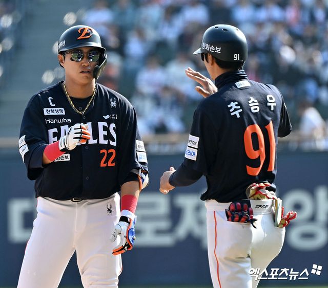 4일 오후 서울 송파구 잠실야구장에서 열린 '2026 신한 SOL Bank KBO리그' 한화 이글스와 두산 베어스의 경기, 6회초 2사 1루 한화 채은성이 우전안타를 날리고 있다. 엑스포츠뉴스 DB