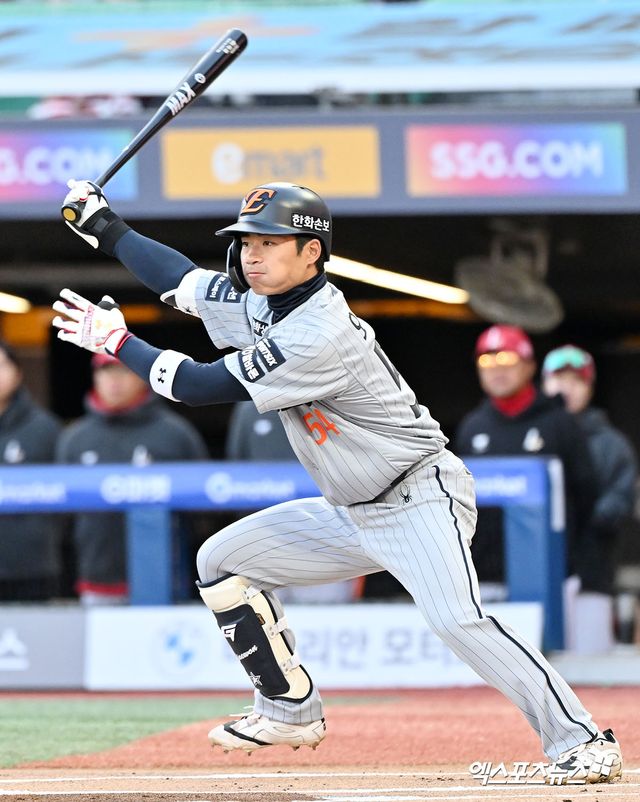 7일 오후 인천SSG랜더스필드에서 열린 '2026 신한 SOL Bank KBO리그' 한화 이글스와 SSG 랜더스의 경기, 1회초 한화 오재원이 타격을 하고 있다. 결과는 3루수 땅볼 아웃. 엑스포츠뉴스 DB